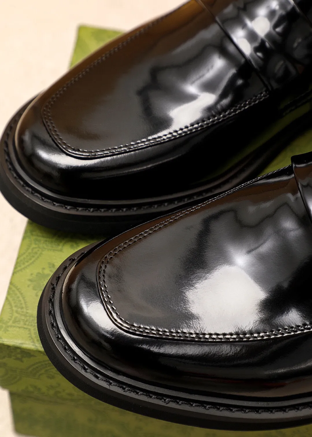 Men's shoes 💰560 💐 Product trademark: GUCCI "Gucci" casual leather shoes Regular size: 38-44 (45🉑️customized) Product materials: Selected imported first-layer open-edge beaded calfskin upper + classic hardware buckle, imported water-dyed cowhide leather lining. Strong three-dimensional visual effect, rubber outsole Color: 2⃣️colors available